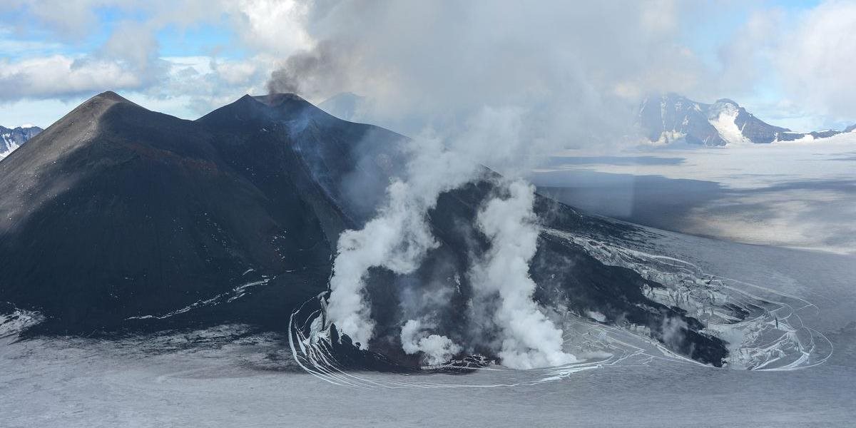 Jeden z najväčších vulkánov na Aljaške opäť ožíva, vedci vydali varovanie