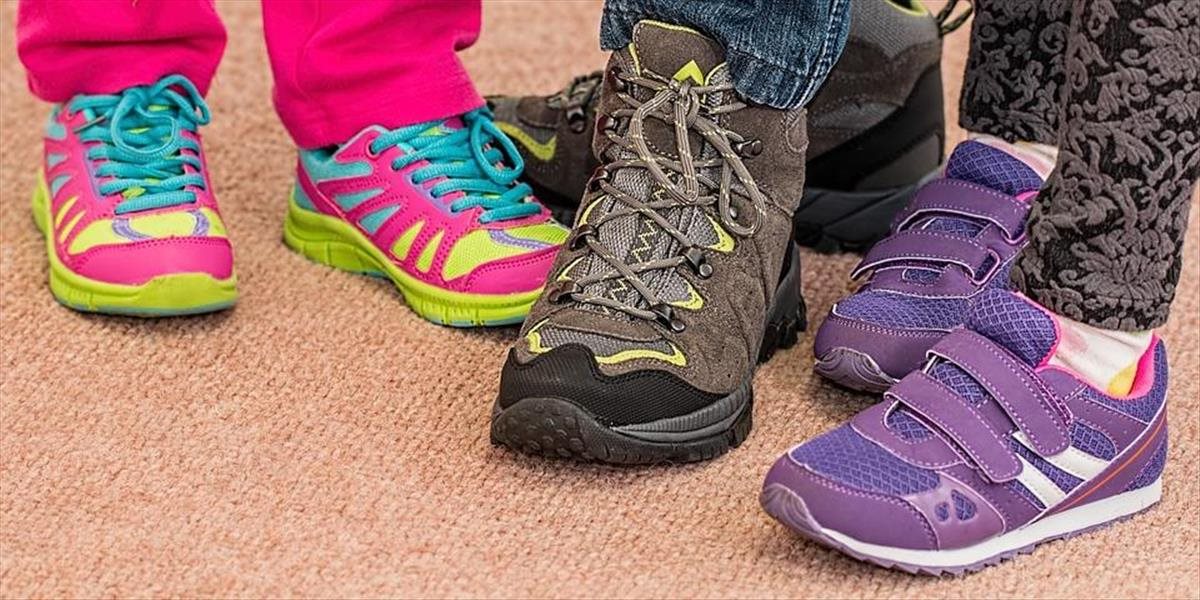 Mamičky pozor, ak deti dedia obuv po súrodencoch, môžu mať problémy s chodidlami