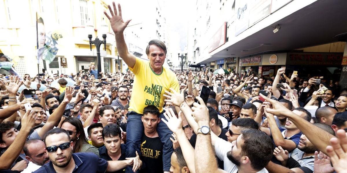 FOTO + VIDEO Na brazílskeho prezidentského kandidáta Bolsonara v dave zaútočili nožom: Je vo vážnom stave