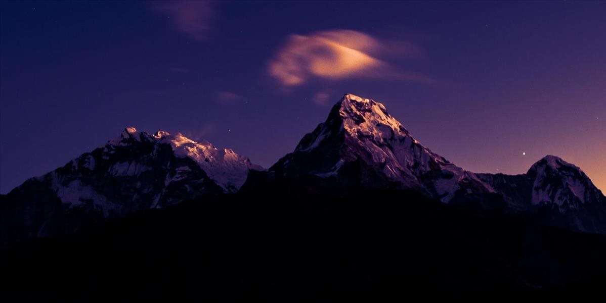 V horách Nepálu zmizol vrtuľník so siedmimi ľuďmi na palube
