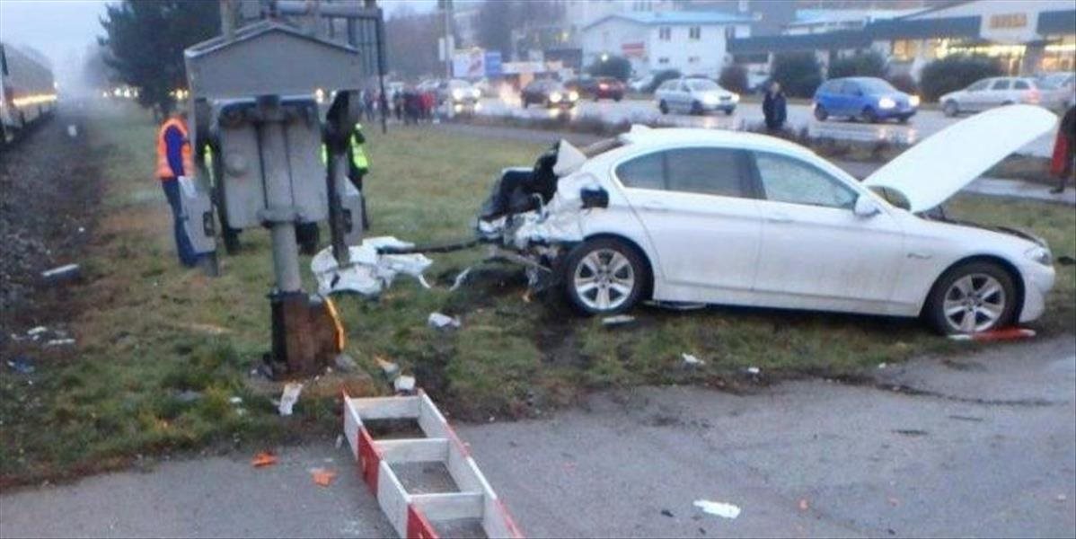 Vo Veľkých Uherciach havarovalo osobné auto, zranili sa traja ľudia