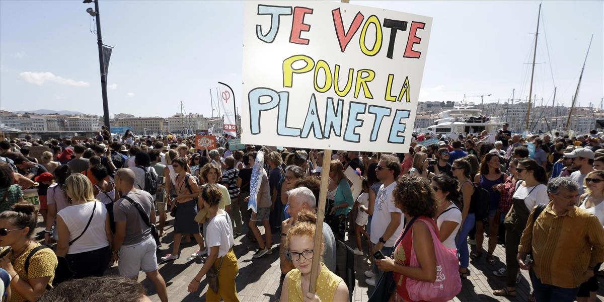 Tisíce ľudí pochodovali v Paríži proti zmene klímy