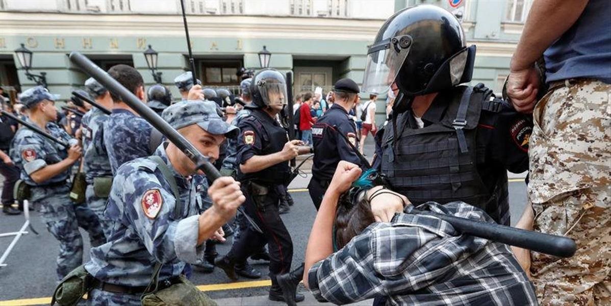 Polícia v Rusku počas nedeľných protestov pozatýkala viac než tisíc osôb