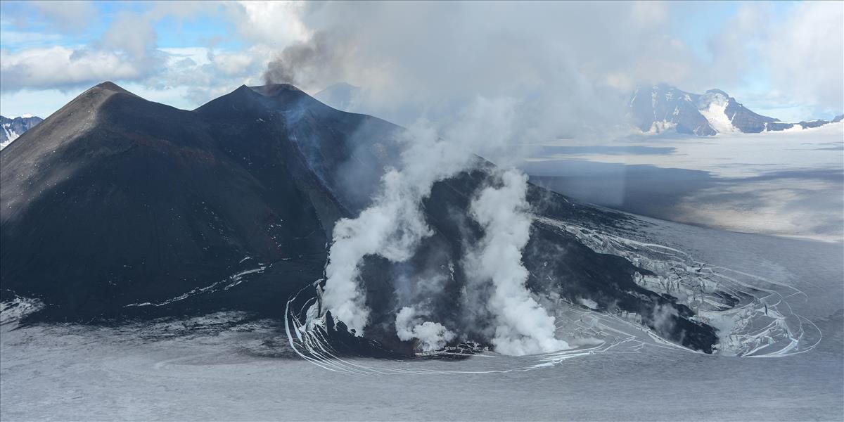 Aljašská sopka Veniaminof začala chrliť lávu