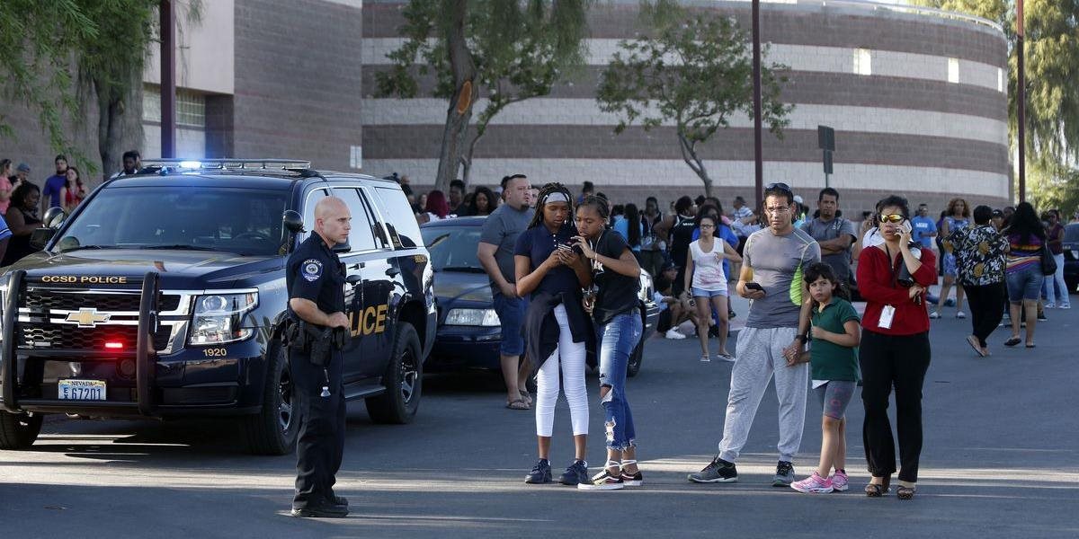 V areáli strednej školy v USA zastrelili mladíka