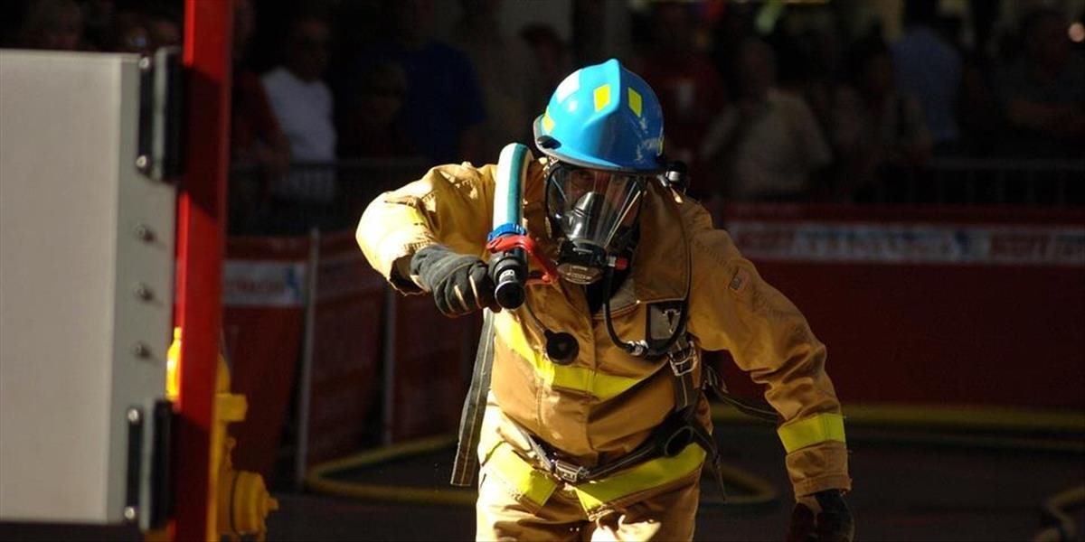 Pri požiari v areáli nemocnice v Hnúšti zasahuje 21 hasičov