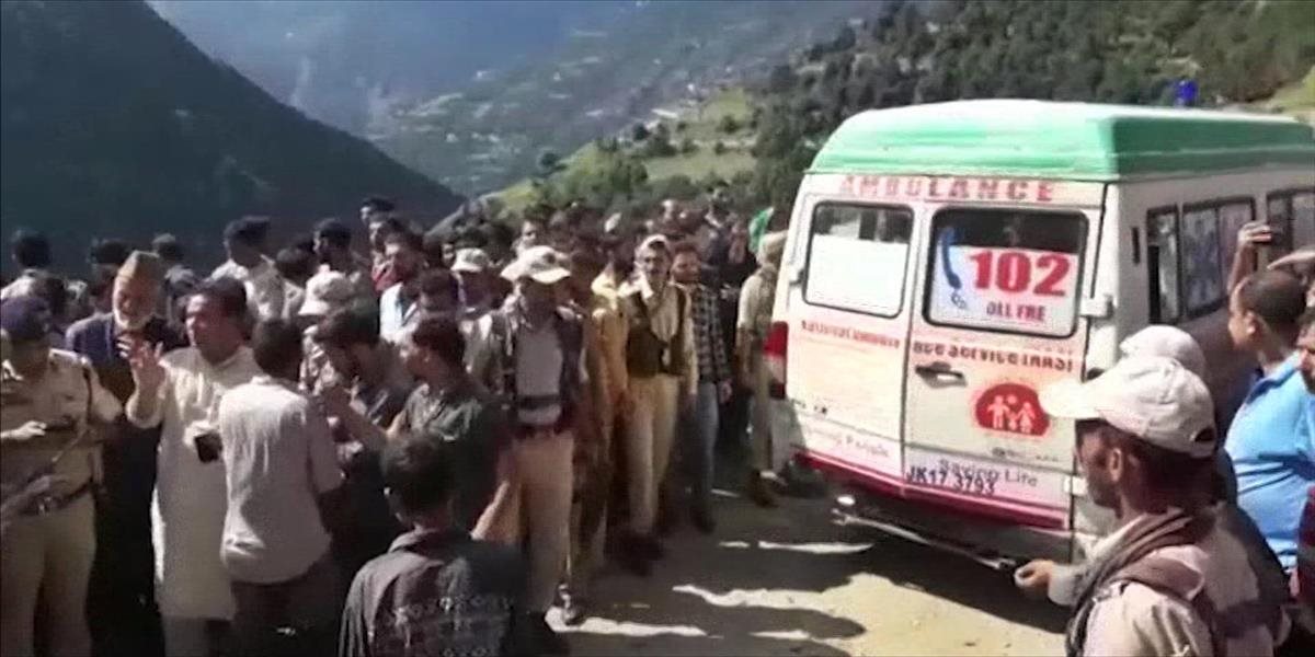 Autobus sa zrútil do hlbokej rokliny, zahynulo 16 ľudí