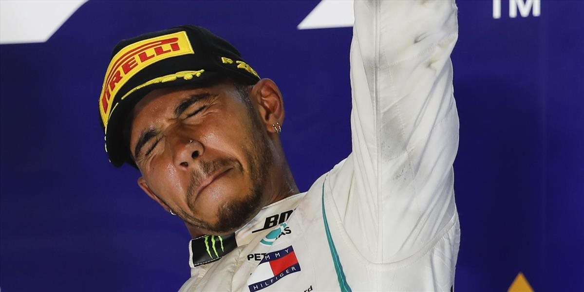 Hamilton ovládol VC Singapuru, pred Vettelom má 40-bodový náskok
