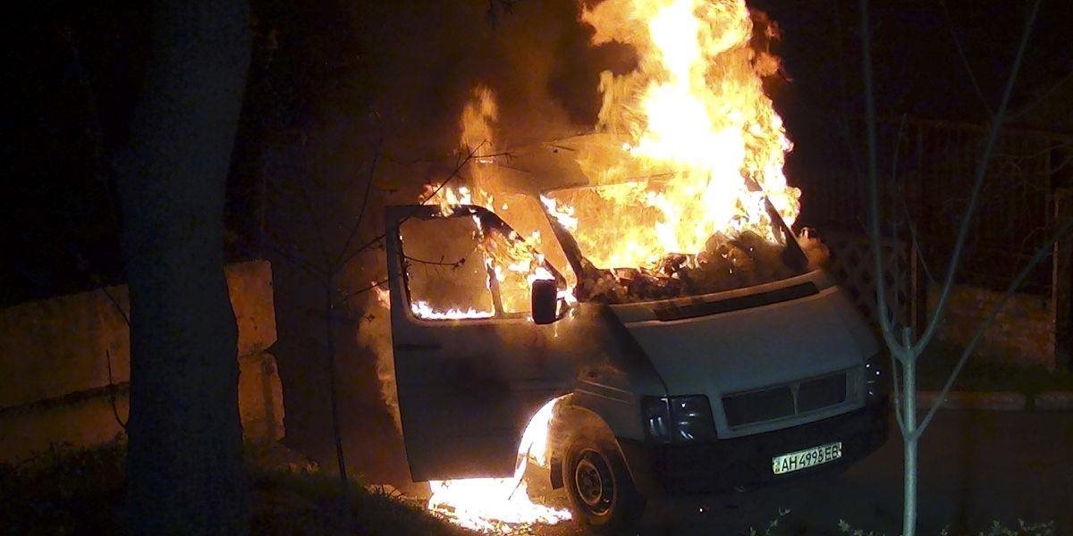 V Seredi zhorelo vo dvore domu úmyselne zapálené auto