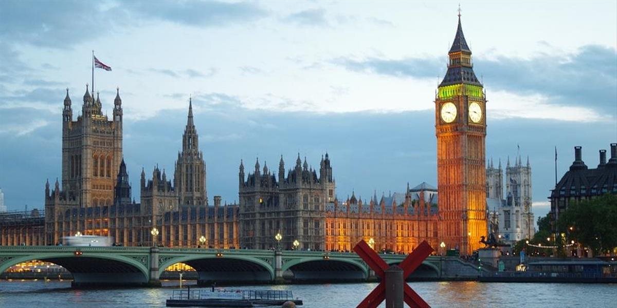 VIDEO V Londýne majú novú atrakciu: Gigantická socha nad Temžou vám povie, akú majú obyvatelia mesta práve náladu