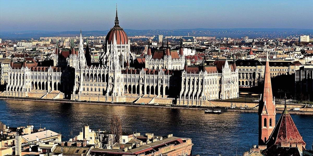 V maďarsku polícia odohnala demonštrantov spred parlamentu