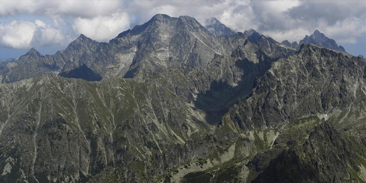 Vo Vysokých Tatrách spadol turista v oblasti Velickej próby, pomáhali mu záchranári