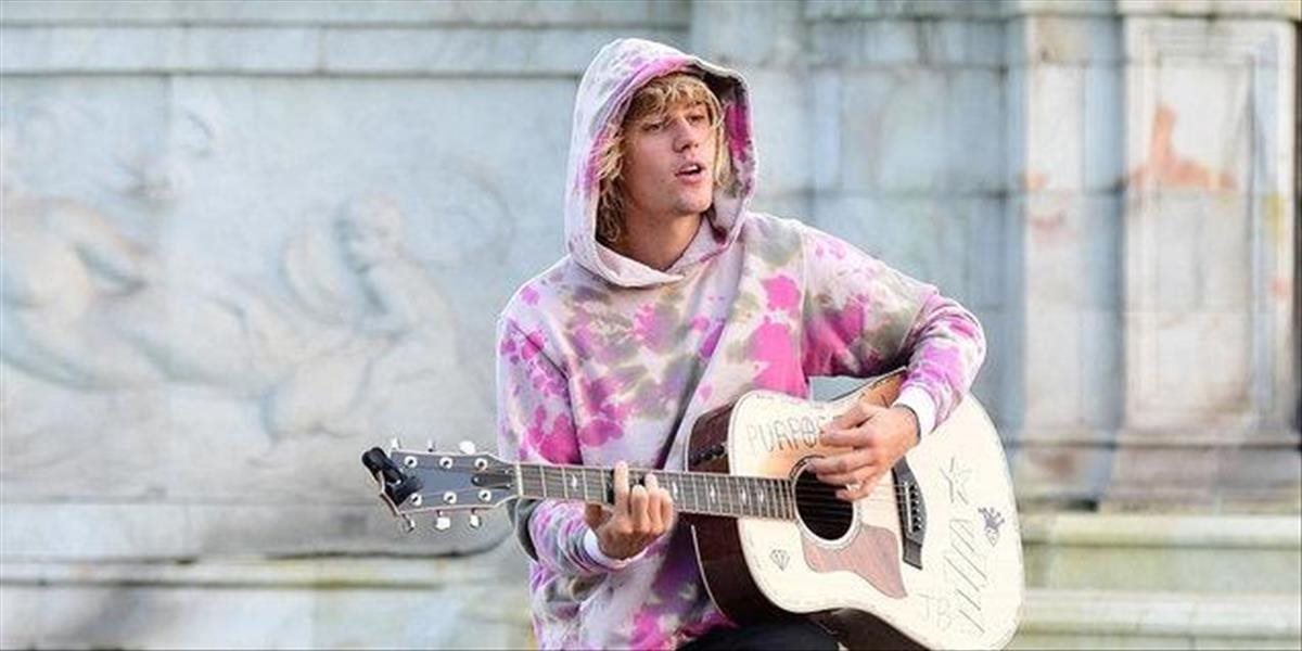 VIDEO Justin Bieber zahral pre Hailey Baldwin pred Buckinghamským palácom