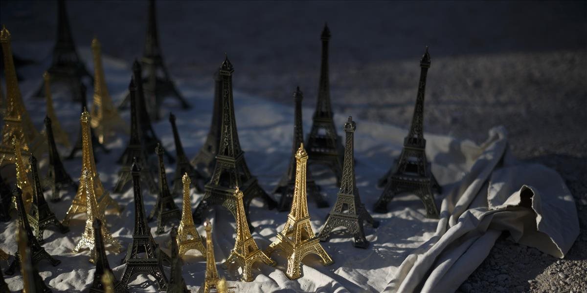 Parížska polícia zhabala 20 ton ilegálnych miniatúr Eiffelovky
