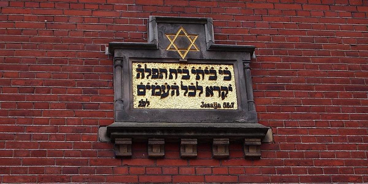 Muž hodil kameň do synagógy