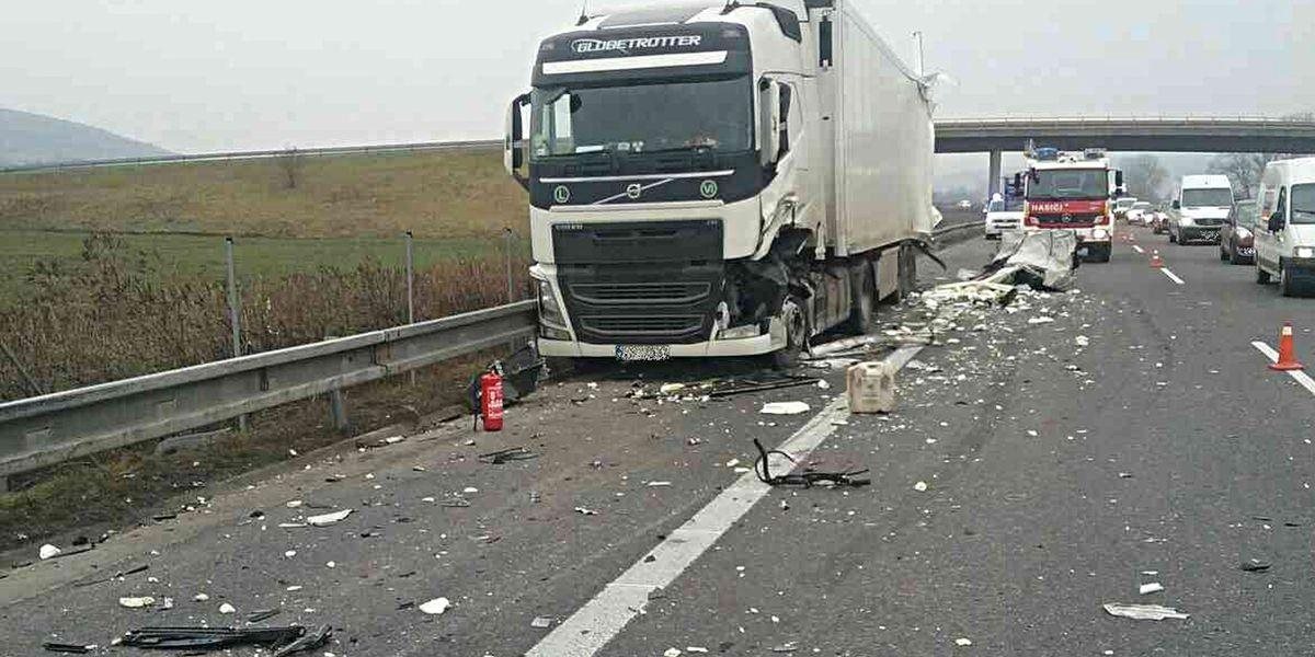 Na D2 sa zrazila rumunská dodávka s kamiónom, päť ľudí je zranených