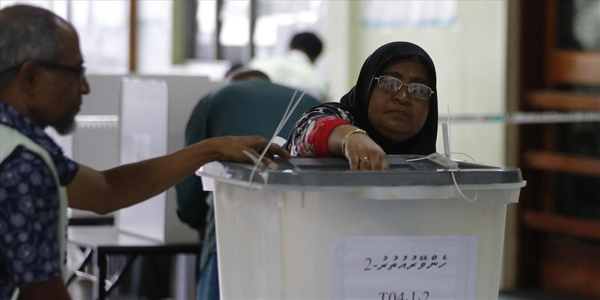 Voľby prezidenta Maldív sa v nedeľu ráno začali za prísnych bezpečnostných opatrení