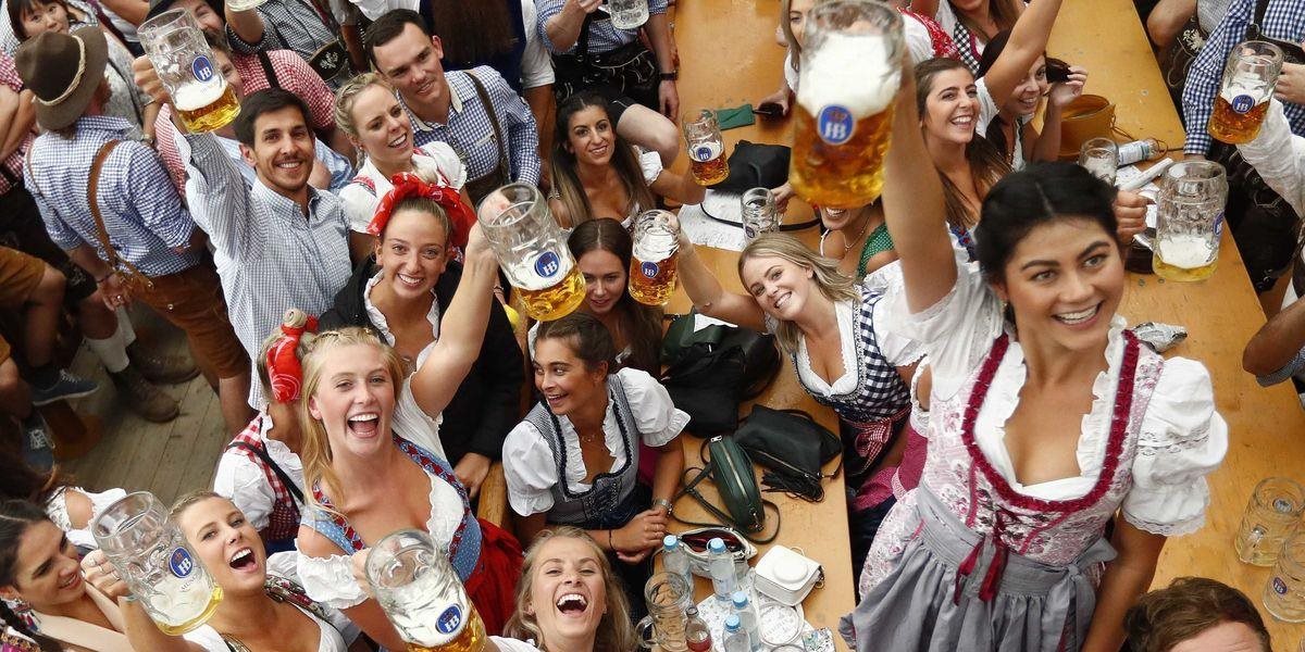 FOTO Na Oktoberfest prišlo v prvý víkend až 800-tisíc ľudí: V porovnaní s minulým rokom mali návštevníci väčší apetít
