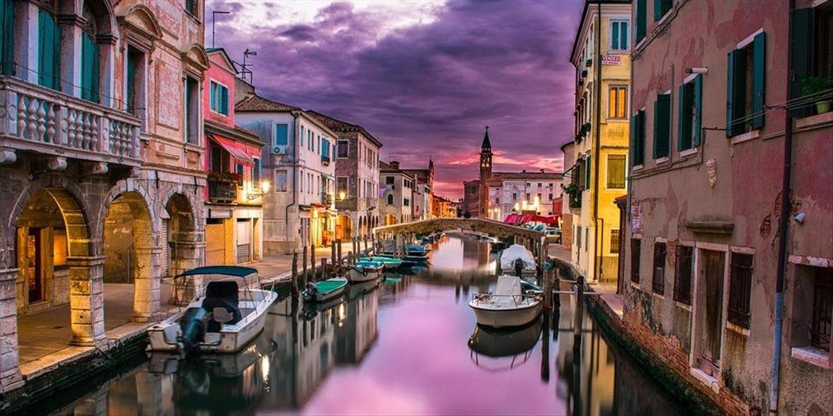 V Benátkach chcú zaviesť ďalší kontroverzný zákaz: Vo večerných hodinách v meste už pri sebe nebudete môcť mať alkohol