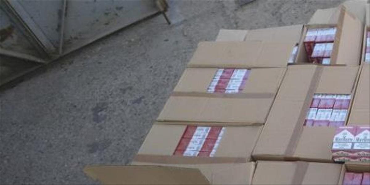 Colníci našli opustené auto s 9000 škatuľkami pašovaných cigariet