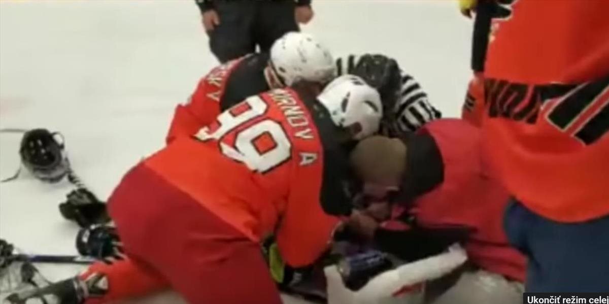 VIDEO Ruský hokejista skolaboval počas zápasu, pomáhali mu všetci spoluhráči aj lekári