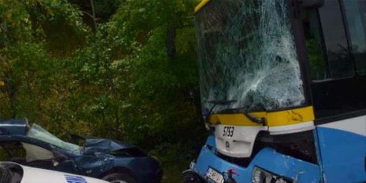 V Prievidzi sa zrazilo auto s autobusom, nehoda si vyžiadala zranených