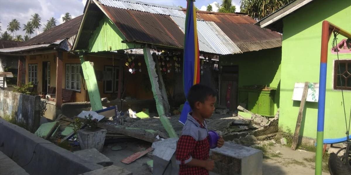 Trojmetrové cunami na ostrove Sulawesi ničili domy vrátane mešity