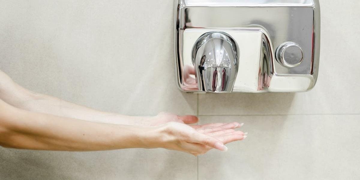 VIDEO Sušiče rúk infikujú priestory toaliet baktériami E.coli a fekálnymi mikročasticami