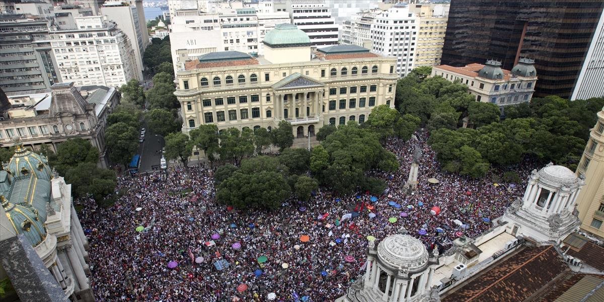 Tisíce ľudí v Riu de Janeiro protestovali proti favoritovi prezidentských volieb