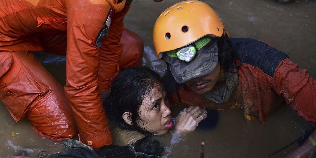 FOTO + VIDEO Živelná katastrofa v Indonézii má už 1203 obetí: Krajina prijme medzinárodnú pomoc