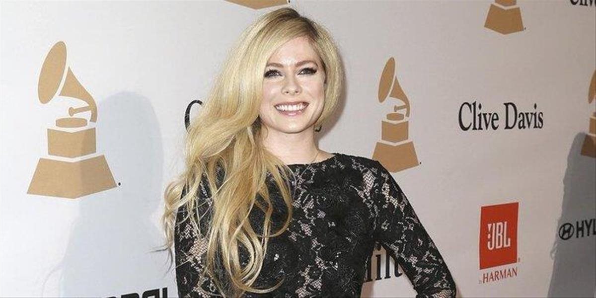 VIDEO Avril Lavigne sa vracia na scénu s novým singlom Head Above Water