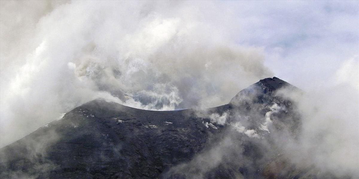 Indonéziu aj naďalej sužujú prírodné živly, najnovšie tu vybuchla sopka