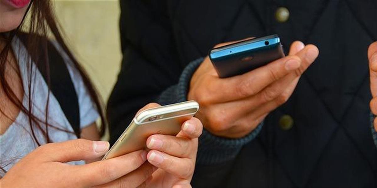 Chodcom hľadiacim do mobilov budú v Litve hroziť pokuty