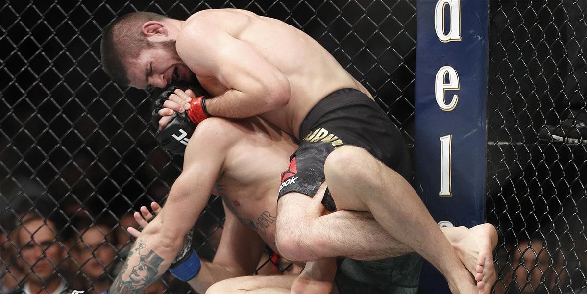 VIDEO Nurmagomedov obhájil titul UFC a následne vyvolal škandál!