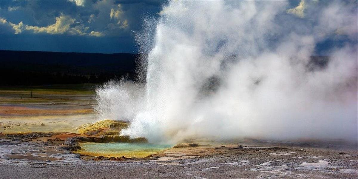 FOTO + VIDEO Yellowstoneský gejzír pri raritnom výbuchu vychrlil smeti: Toto sa ukrývalo v útrobach zeme!