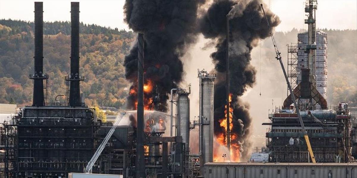 VIDEO V Kanade vybuchla najväčšia ropná rafinéria v krajine! Zranilo sa niekoľko ľudí