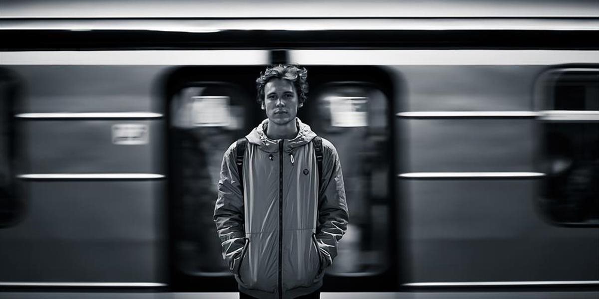 VIDEO Môže sa také niečo vôbec stať? Argentínsky mladík sa hlavou zasekol medzi vlakom a nástupišťom!