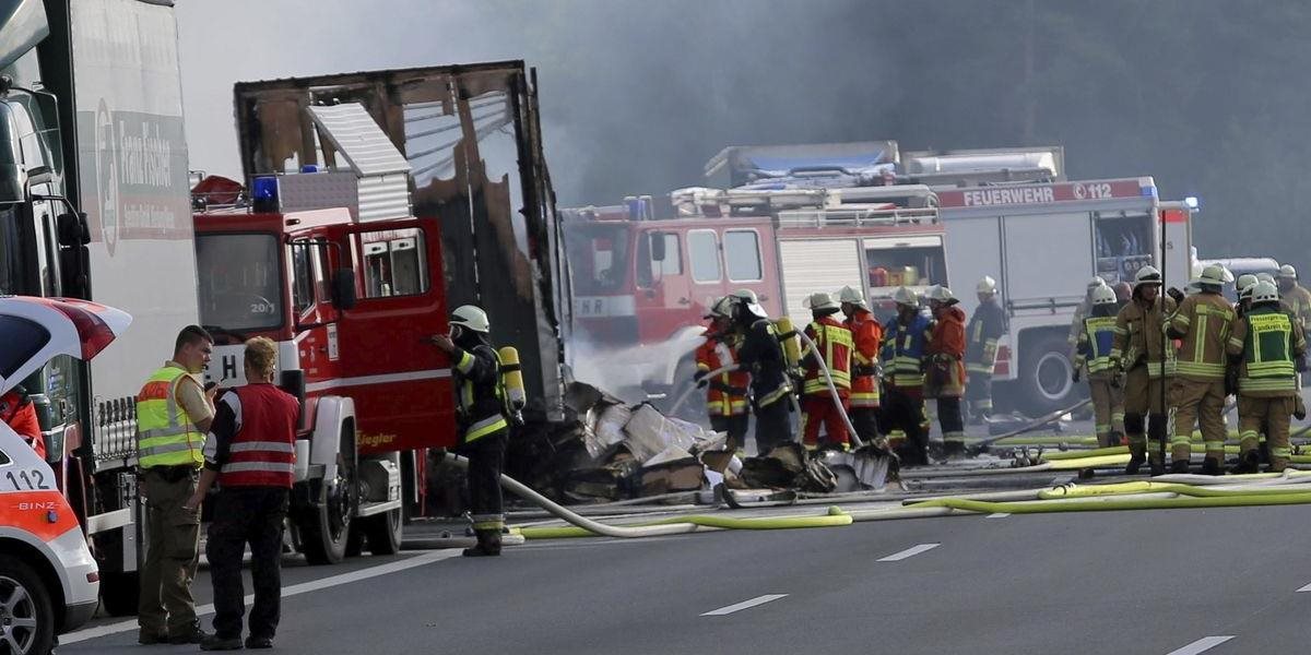 V Nemecku sa pri nehode vážne zranilo deväť zahraničných turistov: Autobusom narazili do kamióna