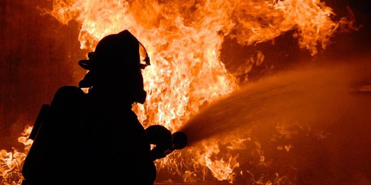 V obci Chrámec horel rodinný dom, dvaja z jeho obyvateľov utrpeli zranenia