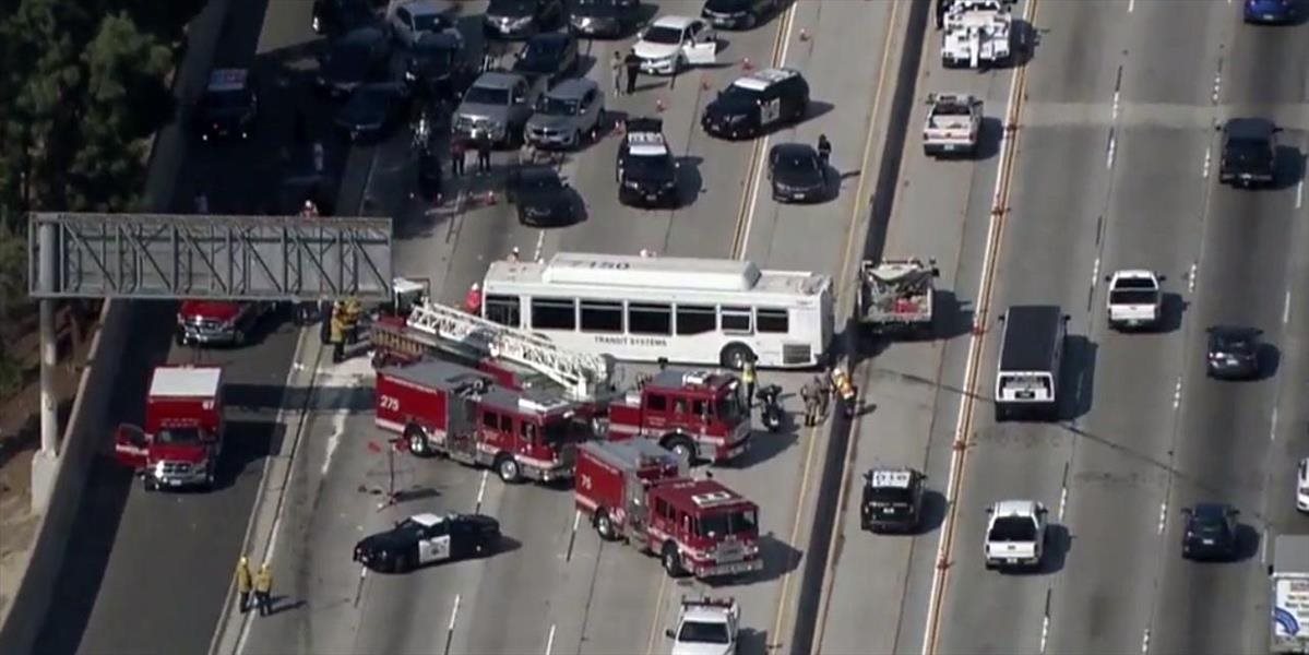 Hromadná havária pri Los Angeles si vyžiadala 25 zranených, piatich vážne