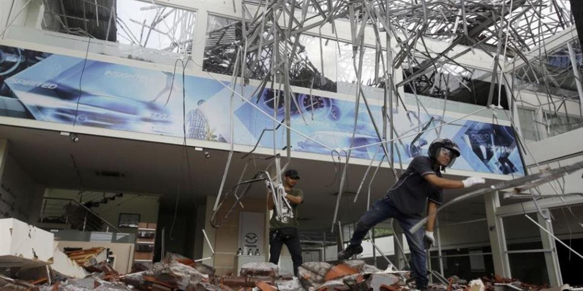 Na oblasť zničenú zemetrasením v Indonézii rozprašujú dezinfekčný prostriedok
