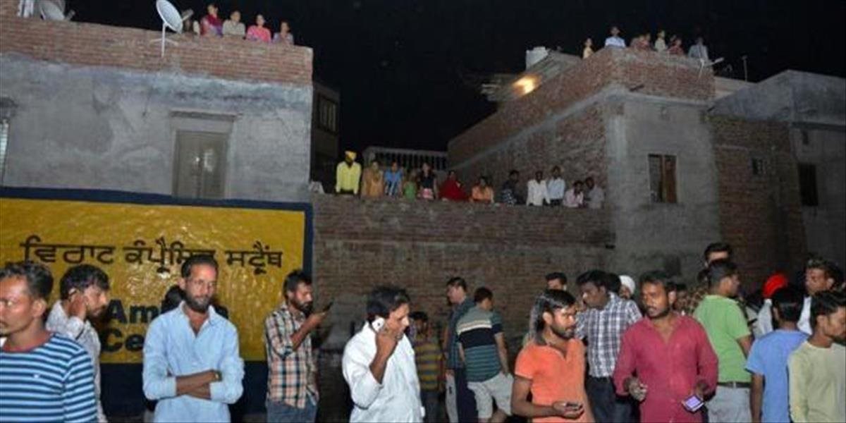 Vlak v Indii vrazil do davu ľudí, hlásia najmenej 50 mŕtvych