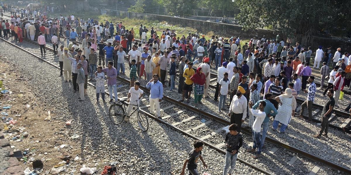 Veľké nešťastie v Indii: Vlak vrazil do davu ľudí, zahynulo viac ako 60 osôb
