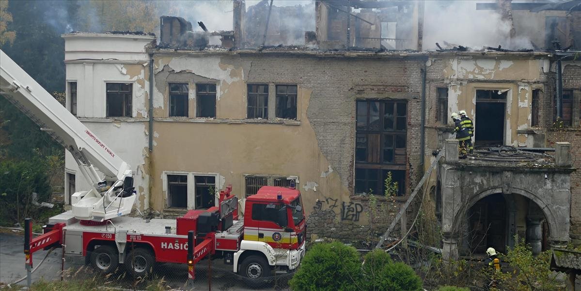 Zachvátili ho plamene: FOTO Zámok v Kunerade zasiahol nadránom rozsiahly požiar