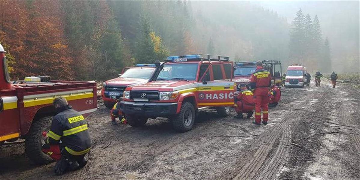 Požiar v Gaderskej doline hasí viac ako 50 hasičov, vrtuľníky nevzlietli