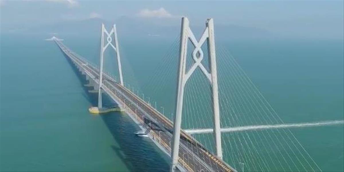 VIDEO Čína otvára rekordne dlhý most ponad more a deltu Perlovej rieky