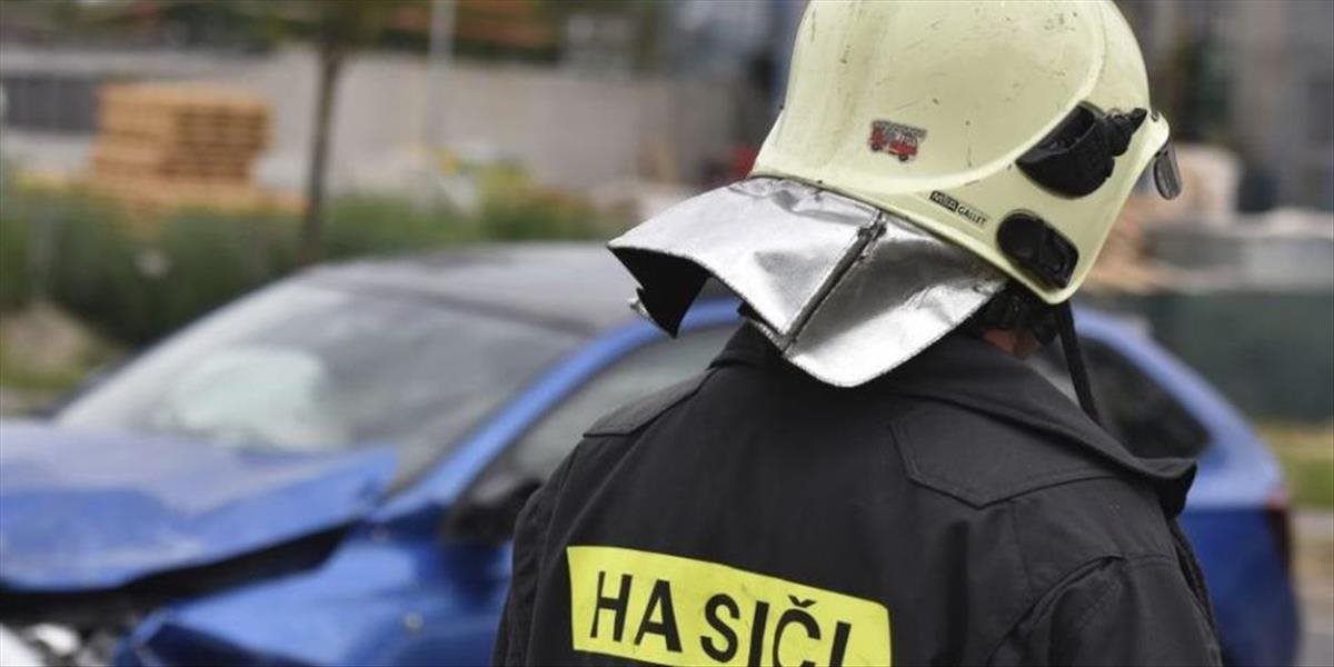 V Bratislave sa zrazili dve autá, jedno skončilo v priekope