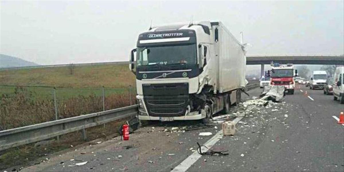 Hasiči zasahujú pri dopravnej nehode kamióna na zjazde z diaľnice D4 na Brno