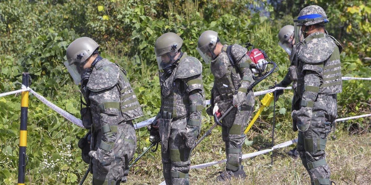 Juhokórejská armáda našla pri odmíňovaní hraníc ostatky vojakov z kórejskej vojny