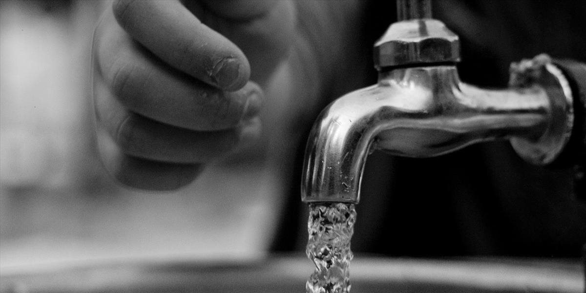 Úrad verejného zdravotníctva: Výskyt mikroplastov v pitnej vode nesledujeme, je nepravdepodobné, že tam sú